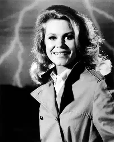 Elizabeth Montgomery smiling in trench coat TV movie The Victim xphoto